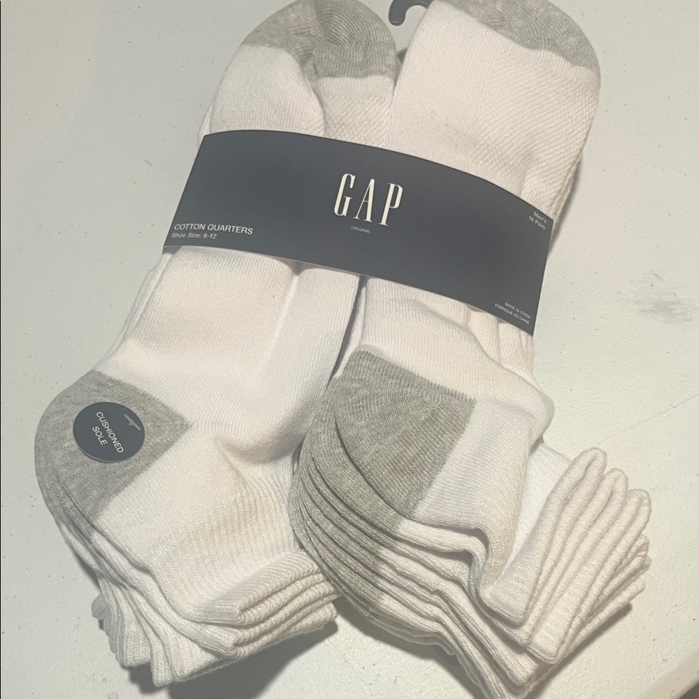 GAP Men's Athletic Socks in White and Gray 10 pair. Size 6-12